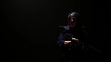 Kendo eğitmeni katana kılıcıyla dövüş sanatı yapıyor. Yavaş çekim