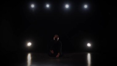 Kendo savaşçısı Katana kılıcıyla dövüş sanatı yapıyor. Yavaş çekim