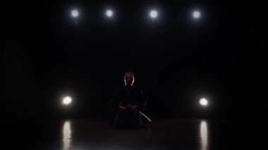Kendo savaşçısı Katana kılıcıyla dövüş sanatı yapıyor. Yavaş çekim
