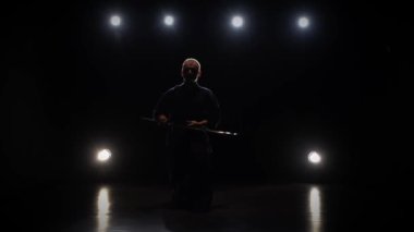 Kendo savaşçısı Katana kılıcıyla dövüş sanatı yapıyor. Yavaş çekim