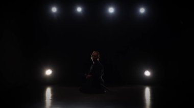 Kendo savaşçısı Katana kılıcıyla dövüş sanatı yapıyor. Yavaş çekim