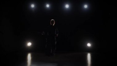 Kendo savaşçısı Katana kılıcıyla dövüş sanatı yapıyor. Yavaş çekim