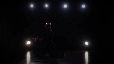 Kendo savaşçısı Katana kılıcıyla dövüş sanatı yapıyor. Yavaş çekim