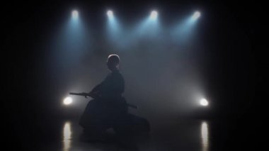 Kendo savaşçısı Katana kılıcıyla dövüş sanatı yapıyor. Yavaş çekim