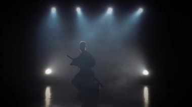 Kendo savaşçısı Katana kılıcıyla dövüş sanatı yapıyor. Yavaş çekim