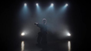 Kendo savaşçısı Katana kılıcıyla dövüş sanatı yapıyor. Yavaş çekim