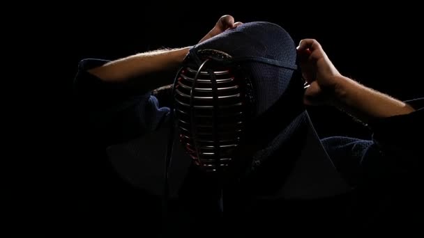 Skilled Kendo warrior is tying the lacing on his helmet. Slow motion — Stock Video