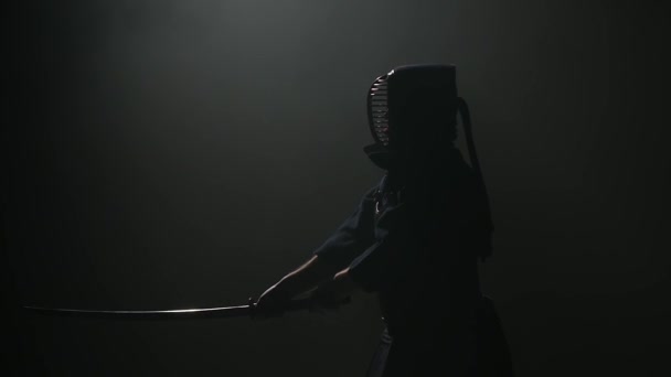 Experimentado gurú Kendo practicando arte marcial con la espada Katana. Movimiento lento — Vídeo de stock