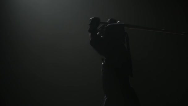 Kendo-Lehrer, der Kampfkunst mit dem Shinai-Schwert praktiziert. Zeitlupe — Stockvideo