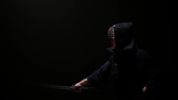 Kendo instruktör praktiserande kampsport med Katana Sword. Slow motion — Stockvideo