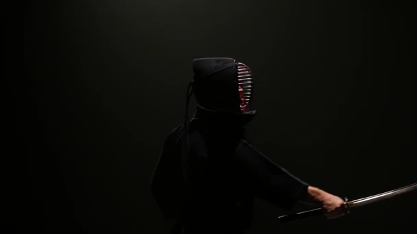 Kendo instruktör praktiserande kampsport med Katana Sword. Slow motion — Stockvideo