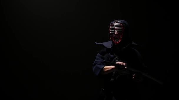 카타나 검으로 무술을 연습하는 검도 강사가 주목받고 있습니다. 슬로우 모션 — 비디오