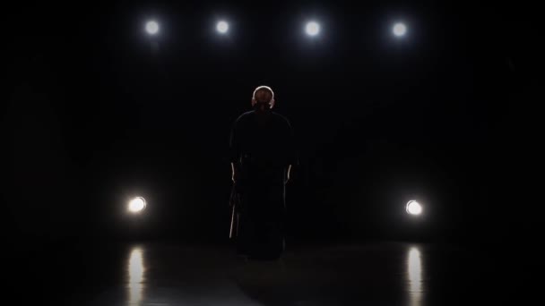 Guerrero Kendo masculino practicando arte marcial con la espada Katana. Movimiento lento — Vídeo de stock