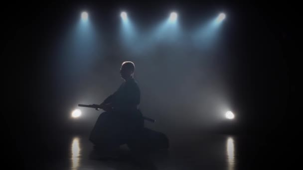 Kendo fighter utövar kampsport med Katana svärdet. Slow motion — Stockvideo