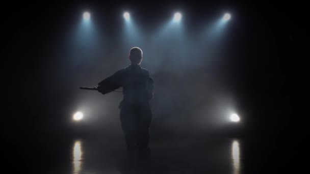 카타나 검으로 무술을 연습하는 검도 전투기. 슬로우 모션 — 비디오