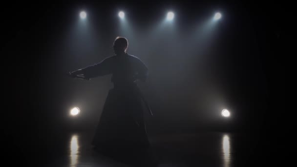 Kendo Fighter beoefenen Martial Art met de katana zwaard. Slow Motion — Stockvideo