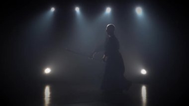Kendo savaşçısı Katana kılıcıyla dövüş sanatı yapıyor. Yavaş çekim