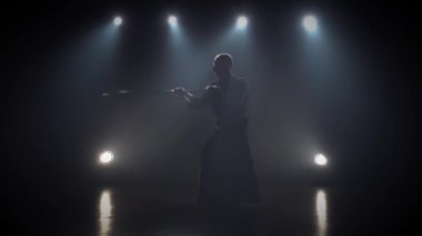 Kendo eğitmeni Katana kılıcıyla dövüş sanatı yapıyor. Yavaş çekim