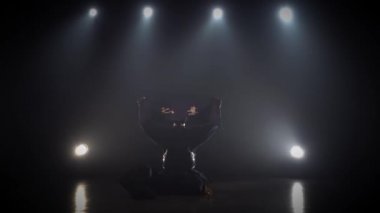 Profesyonel Kendo gurusu bir Hachimaki eşarp başını sarma, yavaş hareket.