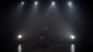 Kendo ustası karanlık stüdyoda zırh giyiyor. Yavaş çekim