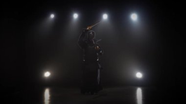 Kendo usta Katana shinai, yavaş hareket ile dövüş sanatı pratik.