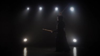 Kendo usta Katana shinai, yavaş hareket ile dövüş sanatı pratik.