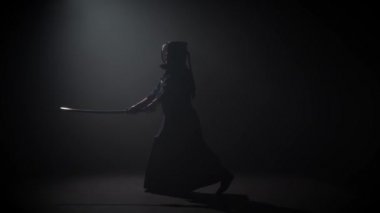 Profesyonel Kendo savaşçı Katana kılıç, yavaş hareket ile dövüş sanatı pratik.