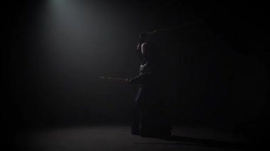 Kendo savaşçı Katana shinais, yavaş hareket ile dövüş sanatı pratik.