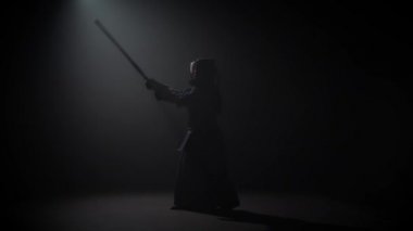 Kendo savaşçı Katana shinai, yavaş hareket ile dövüş sanatı pratik.