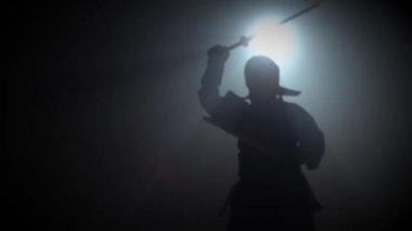Siluet kendo guru katana shinais ile dövüş sanatı pratik olduğunu. Yavaş çekim.