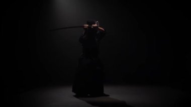 Kendo savaşçısı Katana kılıcıyla dövüş sanatı yapıyor. Yavaş çekim