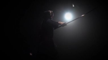 Kendo savaşçısı Katana kılıcıyla dövüş sanatı yapıyor. Yavaş çekim