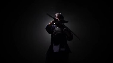 Kendo savaşçısı Katana kılıcıyla dövüş sanatı yapıyor. Yavaş çekim