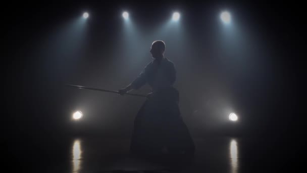 Kendo-Lehrer, der Kampfkunst mit dem Katana-Schwert praktiziert. Zeitlupe — Stockvideo