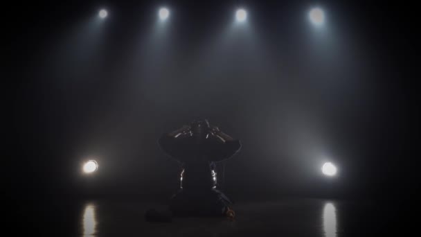Kendo Master binder snörning på sin hjälm, slow motion — Stockvideo