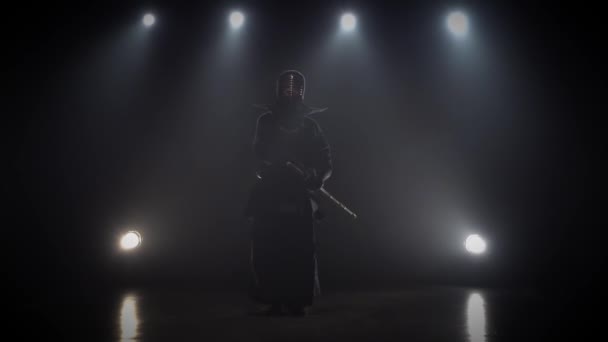 Kendo usta Katana shinai, yavaş hareket ile dövüş sanatı pratik. — Stok video