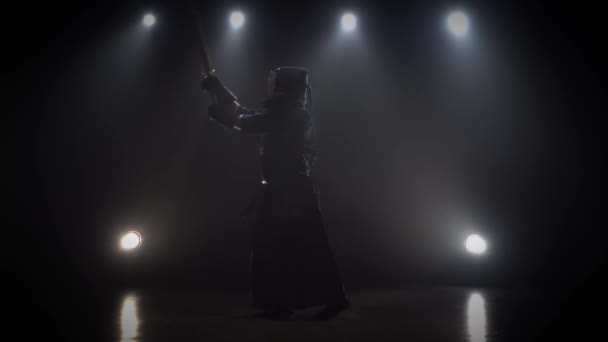 Kendo mistrz uprawiania sztuki walki z Katana shinai, Slow Motion. — Wideo stockowe