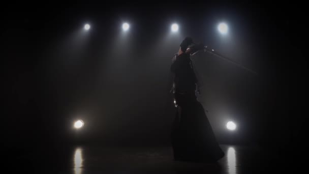 Kendo mistrz uprawiania sztuki walki z Katana shinai, Slow Motion. — Wideo stockowe