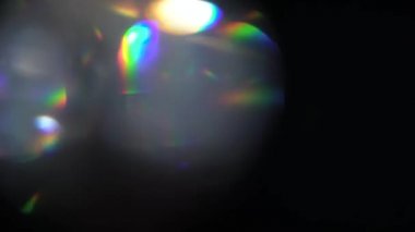 Mercek Bozukluğu 4K Işık Ufku, Parlak Lens parlamaları geçiş, başlık ve kaplama, ışık titreşimleri ve parlamalar için. Karanlık arka planda Ultra Yüksek Çözünürlükteki ışık sızıntısı