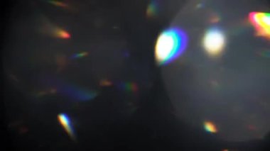 Mercek Bozukluğu 4K Işık Ufku, Parlak Lens parlamaları geçiş, başlık ve kaplama, ışık titreşimleri ve parlamalar için. Karanlık arka planda Ultra Yüksek Çözünürlükteki ışık sızıntısı