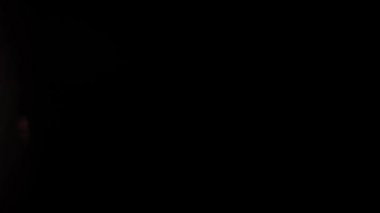 Mercek Bozukluğu 4K Işık Ufku, Parlak Lens parlamaları geçiş, başlık ve kaplama, ışık titreşimleri ve parlamalar için. Karanlık arka planda Ultra Yüksek Çözünürlükteki ışık sızıntısı