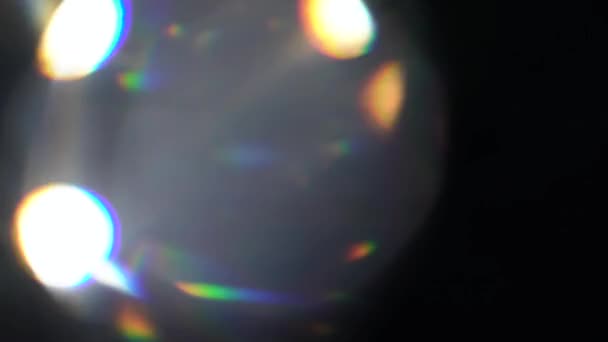 Distorsiones de lentes Horizonte de luz 4K, destellos de destellos de destello de lente brillante para transiciones, títulos y superposiciones, pulsos y brillos de luz. fuga de luz en ultra alta definición sobre fondo oscuro con destello de lente real — Vídeo de stock