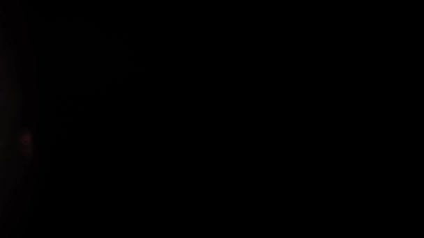 Distorsiones de lentes Horizonte de luz 4K, destellos de destellos de destello de lente brillante para transiciones, títulos y superposiciones, pulsos y brillos de luz. fuga de luz en ultra alta definición sobre fondo oscuro con destello de lente real — Vídeo de stock