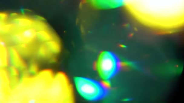 Πραγματική φωτοβολίδα φακού shot στο στούντιο πάνω από το μαύρο φόντο. Εύκολη προσθήκη ως επικάλυψη ή φίλτρο οθόνης. Πράσινο και χρυσό φως. — Αρχείο Βίντεο