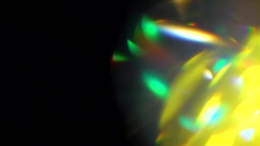 Siyah Arka Plan üzerinde Studio Gerçek Lens Flare Shot. Bindirme veya Ekran Filtresi olarak eklenmesi kolaydır. Yeşil ve Altın ışık.