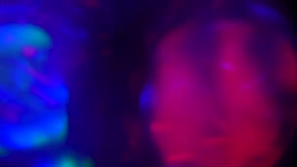 Набір яскравих, барвистих, спектральних скляних витоків світла - справжні скляні накладки камери від круглих боке до прямих смуг, які будуть використовуватися як накладка або перехід сцени. Червоне і синє світло . — стокове відео