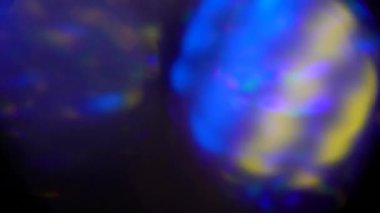 Siyah Arka Plan üzerinde Studio Gerçek Lens Flare Shot. Bindirme veya Ekran Filtresi olarak eklenmesi kolaydır. Mavi ve altın ışıklar.