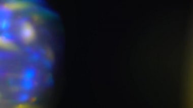 Siyah Arka Plan üzerinde Studio Gerçek Lens Flare Shot. Bindirme veya Ekran Filtresi olarak eklenmesi kolaydır. Mavi ve altın ışıklar.