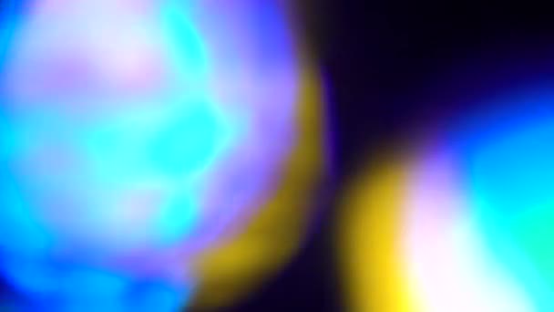 Echte lens flare geschoten in Studio over zwarte achtergrond. Eenvoudig toe te voegen als overlay of scherm filter. Blauwe en gouden lampjes. — Stockvideo