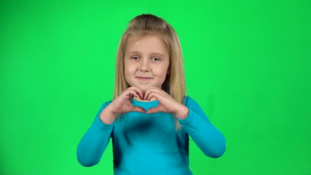 Gyönyörű lány mutatja kezét a szív. Lassított mozgás — Stock videók